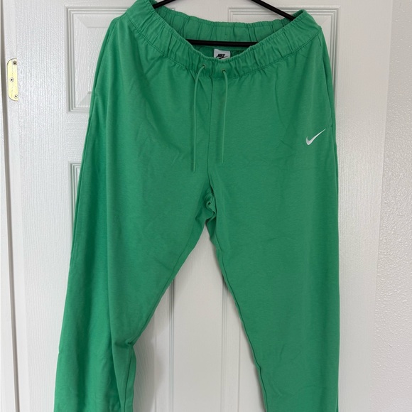 Nike Mint Green Athletic Set - Picture 4 of 9